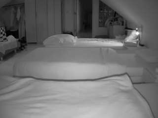 voyeurcam-julmodels-bed-3
