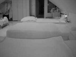 voyeurcam-julmodels-bed-3
