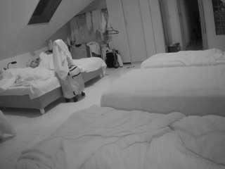 voyeurcam-julmodels-bed-3 camsoda