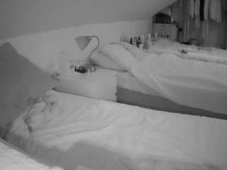 voyeurcam-julmodels-bed-4 camsoda