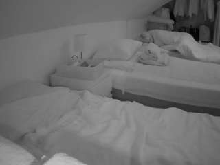 voyeurcam-julmodels-bed-4 webcam