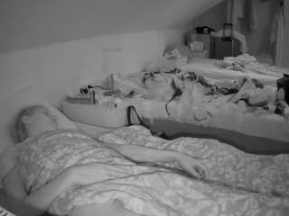 Reallifecam House camsoda voyeurcam-julmodels-bed-4