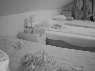 Ztripchat camsoda voyeurcam-julmodels-bed-4