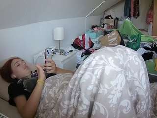 Yoyeur House camsoda voyeurcam-julmodels-bed-4