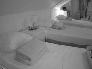 Reallivecam House camsoda voyeurcam-julmodels-bed-4
