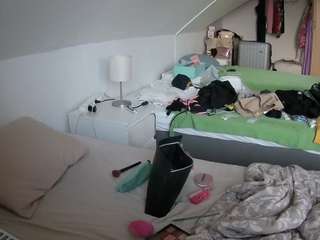 Live Nude Cam Models camsoda voyeurcam-julmodels-bed-4