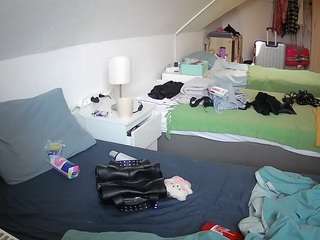 Reallifecam House camsoda voyeurcam-julmodels-bed-4