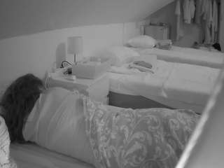 Veyeur House camsoda voyeurcam-julmodels-bed-4