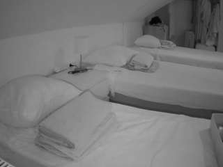 Vorjeur House camsoda voyeurcam-julmodels-bed-4