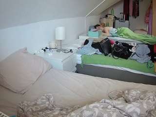 Chatuate camsoda voyeurcam-julmodels-bed-4