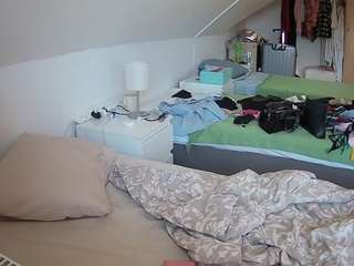 Voyeur Live House camsoda voyeurcam-julmodels-bed-4