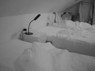 voyeurcam-julmodels-bed-4