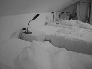 voyeurcam-julmodels-bed-4