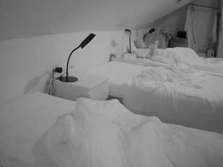 voyeurcam-julmodels-bed-4 webcam model