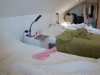 voyeurcam-julmodels-bed-4