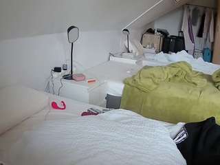 voyeurcam-julmodels-bed-4