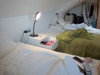 voyeurcam-julmodels-bed-4