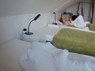 voyeurcam-julmodels-bed-4