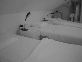voyeurcam-julmodels-bed-4