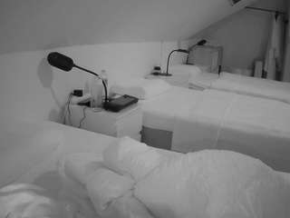 voyeurcam-julmodels-bed-4