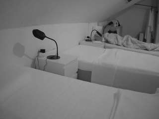 voyeurcam-julmodels-bed-4 camsoda