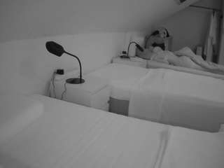 voyeurcam-julmodels-bed-4 camsoda