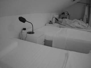 voyeurcam-julmodels-bed-4 camsoda