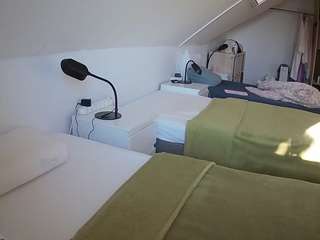 voyeurcam-julmodels-bed-4 camsoda