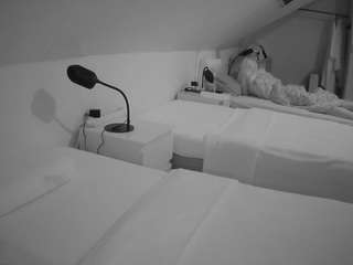 voyeurcam-julmodels-bed-4 camsoda
