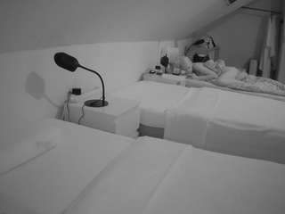 voyeurcam-julmodels-bed-4 camsoda