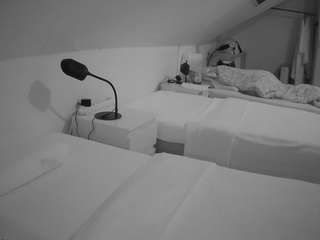 voyeurcam-julmodels-bed-4 camsoda