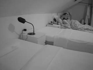 voyeurcam-julmodels-bed-4 camsoda