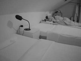 voyeurcam-julmodels-bed-4