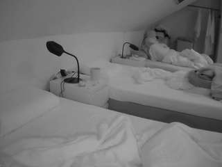 voyeurcam-julmodels-bed-4