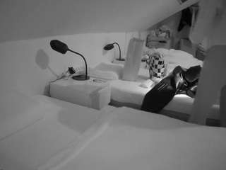 voyeurcam-julmodels-bed-4