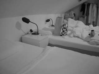 voyeurcam-julmodels-bed-4