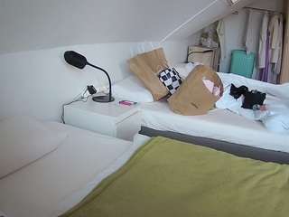 voyeurcam-julmodels-bed-4 camsoda