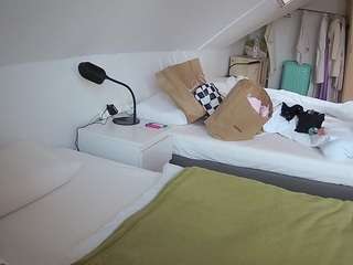 voyeurcam-julmodels-bed-4 camsoda