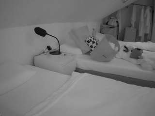voyeurcam-julmodels-bed-4 camsoda