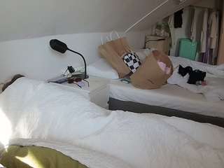 voyeurcam-julmodels-bed-4 camsoda