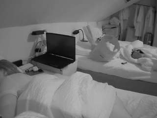 voyeurcam-julmodels-bed-4 camsoda