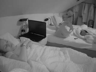 voyeurcam-julmodels-bed-4 camsoda