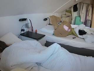 voyeurcam-julmodels-bed-4 camsoda