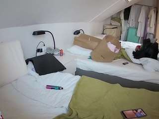 voyeurcam-julmodels-bed-4 camsoda