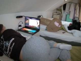 voyeurcam-julmodels-bed-4 camsoda