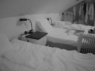 voyeurcam-julmodels-bed-4
