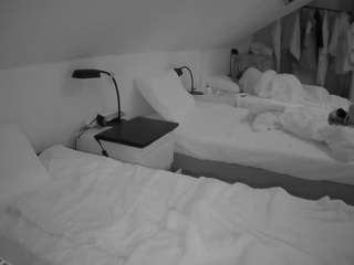 voyeurcam-julmodels-bed-4 camsoda