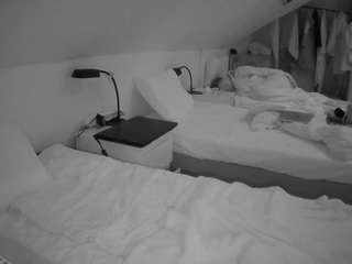 voyeurcam-julmodels-bed-4 camsoda