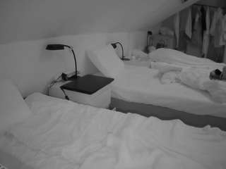 voyeurcam-julmodels-bed-4 camsoda