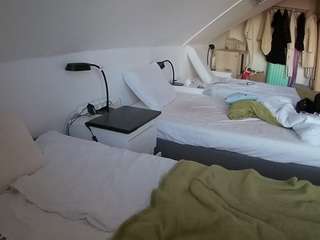 voyeurcam-julmodels-bed-4 camsoda